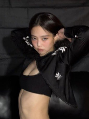 GENIUS9N's tweet image. JENNIE becomes the K-pop female soloist with the most songs surpassing 100 million streams on Spotify (10 in total), breaking a tie with IU.