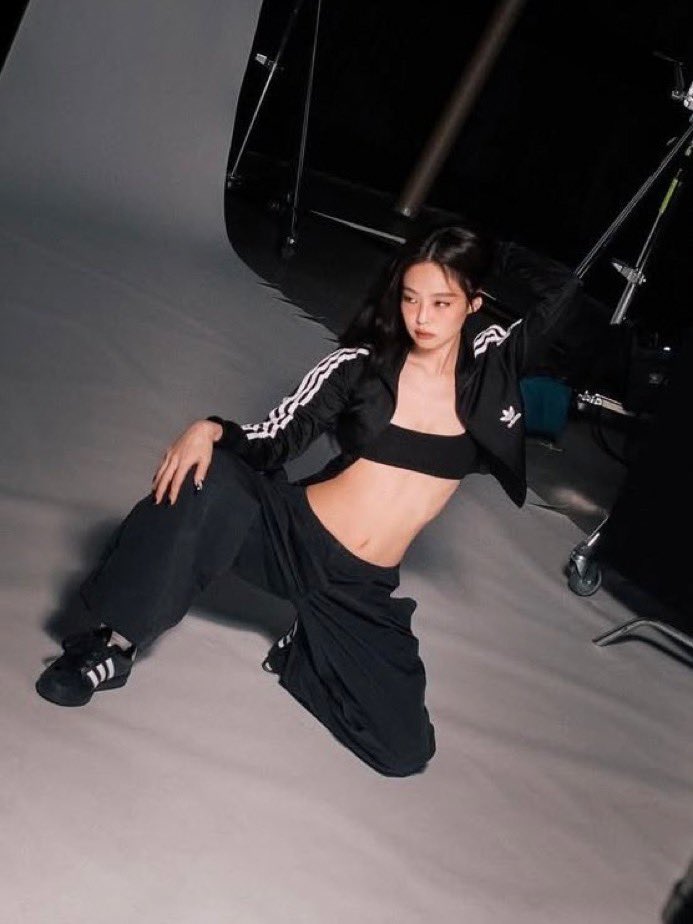 GENIUS9N's tweet image. JENNIE becomes the K-pop female soloist with the most songs surpassing 100 million streams on Spotify (10 in total), breaking a tie with IU.