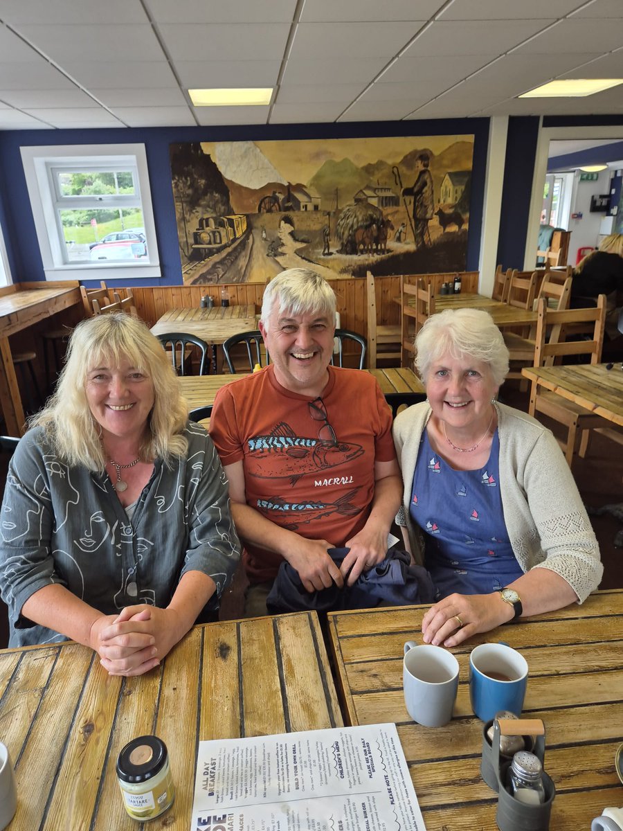 BethanGwanas's tweet image. 3 Welsh columnists celebrating the end of up to 33 years writing for the Daily Post. Reach PLC decided not to publish a column about #PalestineGenocide so all 3 resigned. At least 178 journalists have been killed in Gaza in the past 21 months- it's the least we could do for them.