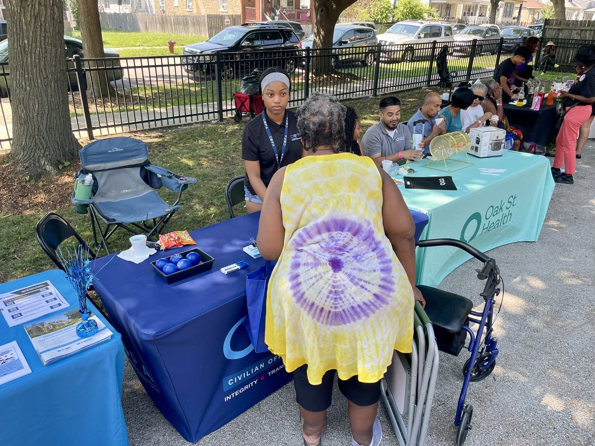 ChicagoCOPA's tweet image. Today, COPA joined @AldSColeman16 at Alderwoman at Oakley Park to bring city services directly to the residents of the 16th Ward! COPA was giving info on how to file complaints & compliments towards CPD. #COPAInTheCommunity