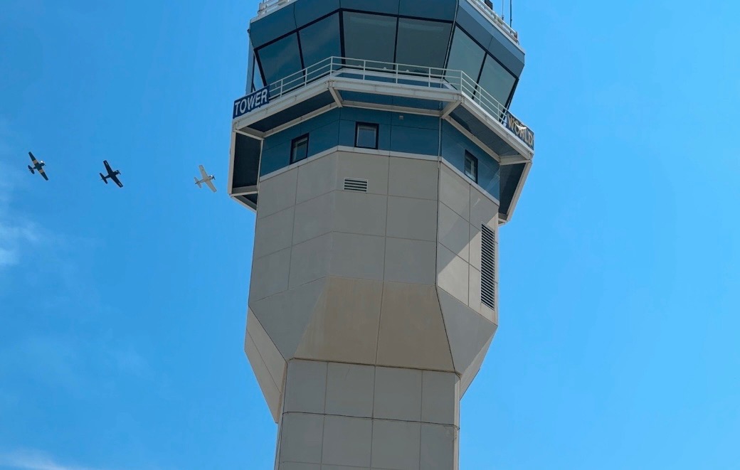 SpectrumNews1WI's tweet image. The busiest air traffic control station in the WORLD today here in Oshkosh, Wisconsin! ✈️ @EAA