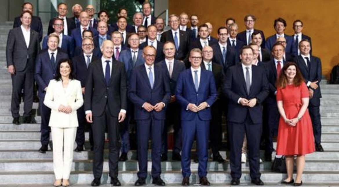 georgrestle's tweet image. Deutsche Unternehmer zu Besuch beim Kanzler. Und vermutlich war das Gruppenbild mit (gerade mal) zwei Damen den meisten Anwesenden nicht mal peinlich.