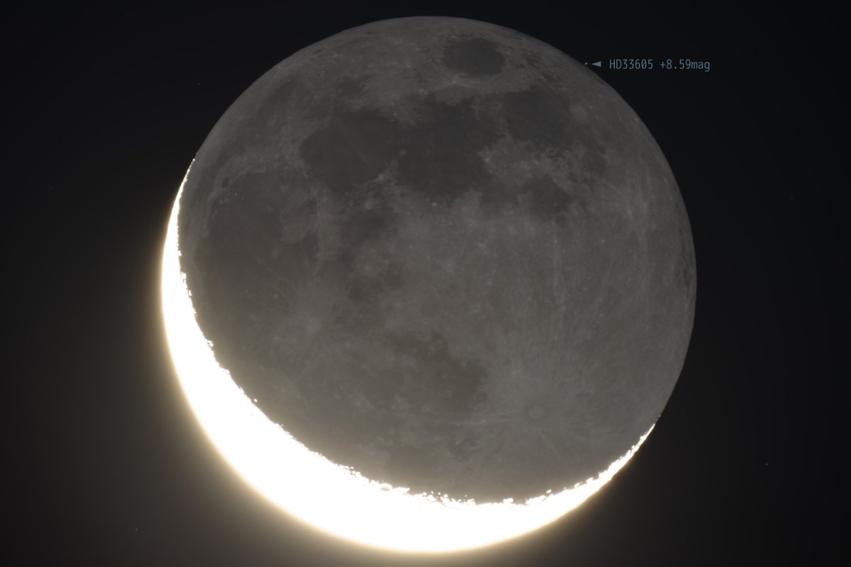 moonsystem's tweet image. 2025-07-22 03:40 #旧暦六月二十七日
#二十七夜月 #地球照
日の出約一時間ほど前、地球照の撮影中におうし座HD 33605 (8.59等級)の暗縁出現がありました。
暗縁にオレンジ色の小さなアクセントが付きました。
@MoonHourSocial #MoonHour™