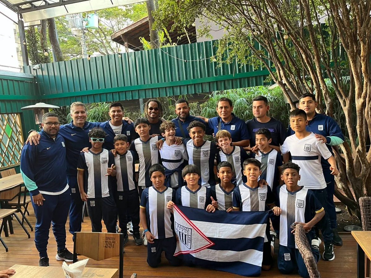 barra_AL_1901's tweet photo. ๐ฃ๏ธANDRร CARRILLO - SAO PAULO ๐ง๐ท
Gran gesto de recibir a toda la delegaciรณn categorรญa 2014 - medalla de bronce copa IBERCup2025
#Alianzalima
#arribaalianza
#grones https://t.co/cBfWovxggM