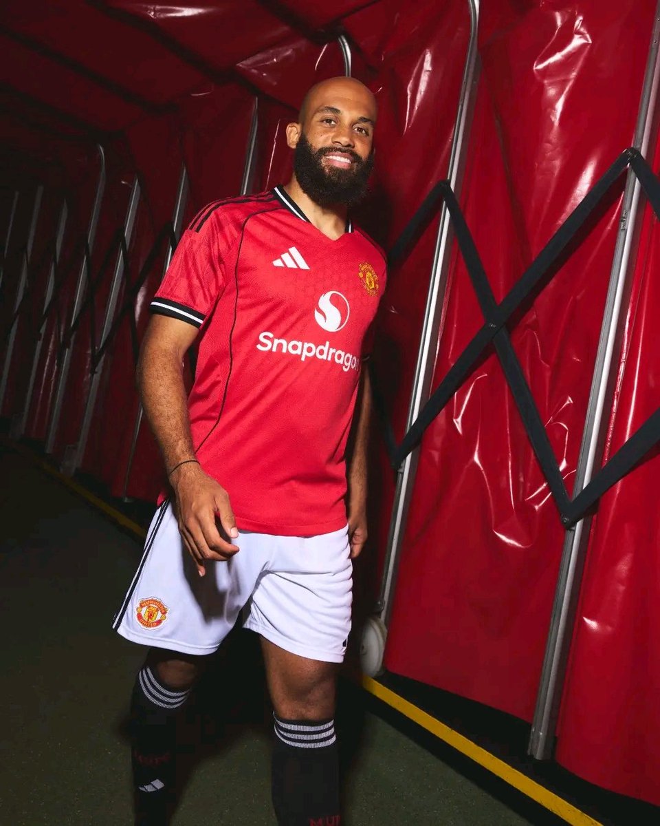 ManchesterUg1's tweet image. Welcome to Manchester United, MBUEMO! 🔴🔥 Joining a club where silverware is tradition not a PowerPoint dream like at Arsenal 😅 #mbuemo #MUFC