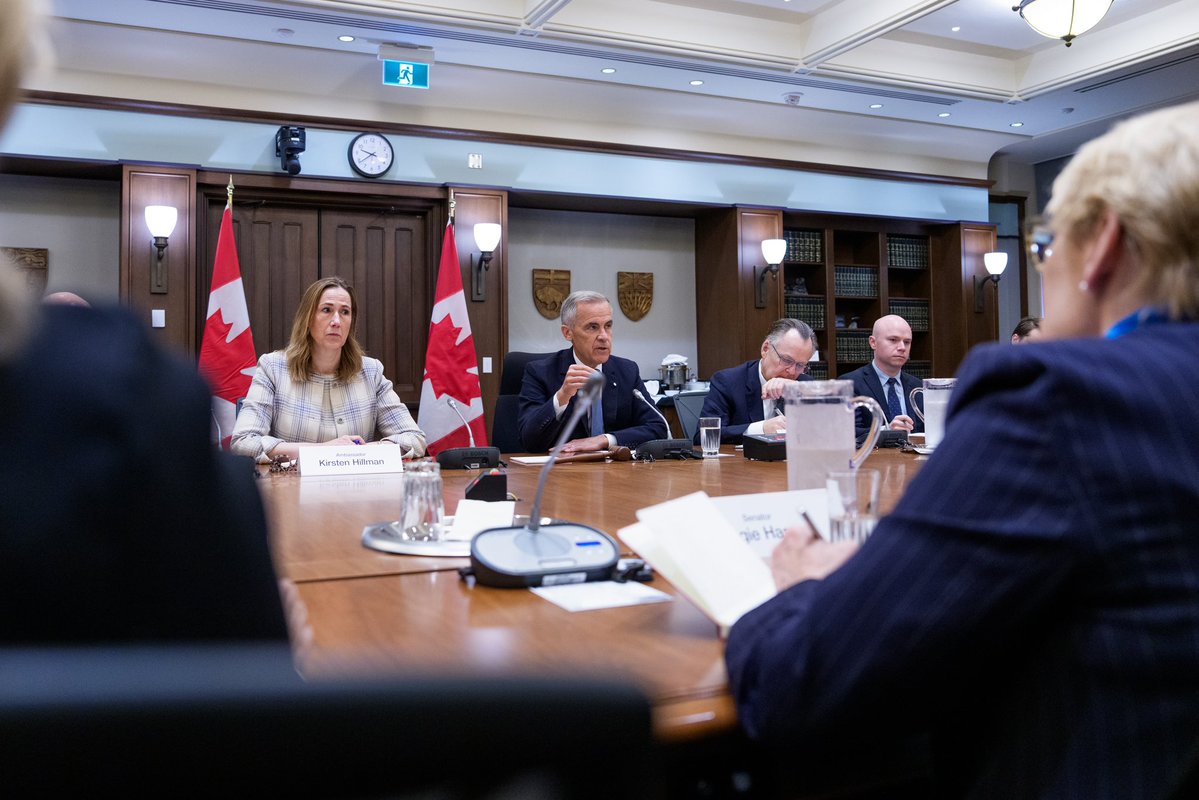 MarkJCarney's tweet image. J’ai accueilli des sénateurs américains pour une réunion fructueuse sur le commerce et l’importance de nos entreprises dans leurs États.
Nous négocions une nouvelle relation économique et de sécurité avec les États-Unis et entendons obtenir la meilleure possible pour le pays.