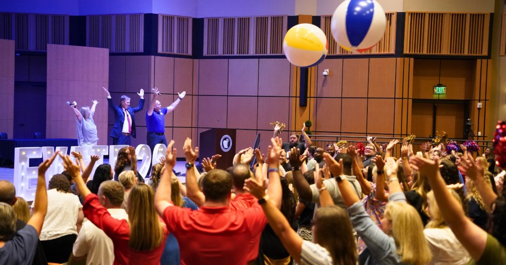 New teachers get banner welcome carrollcountyschools.com/o/ccs/article/…