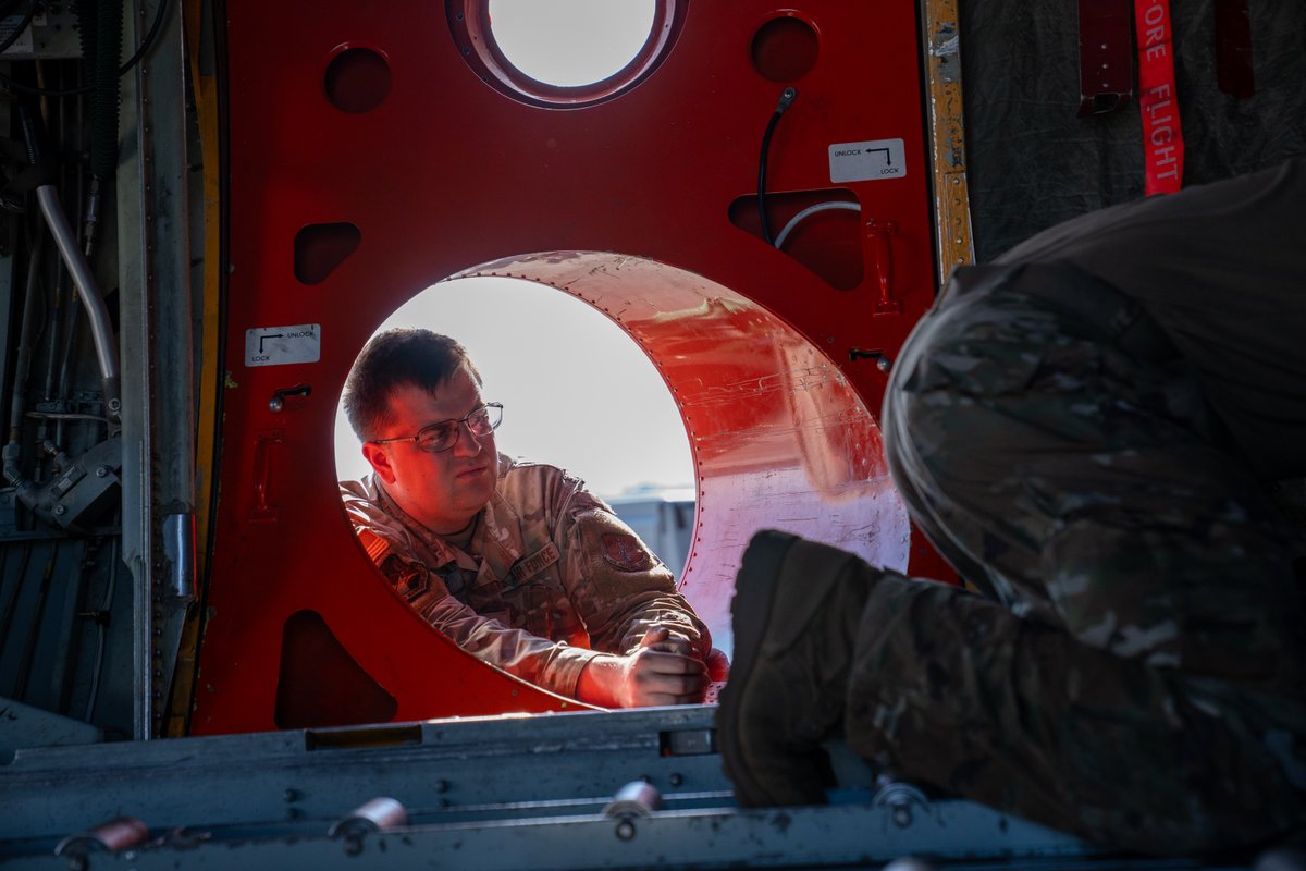 USNorthernCmd's tweet image. 🔥 Fighting fires from the sky!
The @NVNationalGuard’s 152nd AW & @146AirliftWing are battling wildfires with the Modular Airborne Fire Fighting System (MAFFS).
Read how these crews are protecting our communities ➡️ dvidshub.net/news/543208