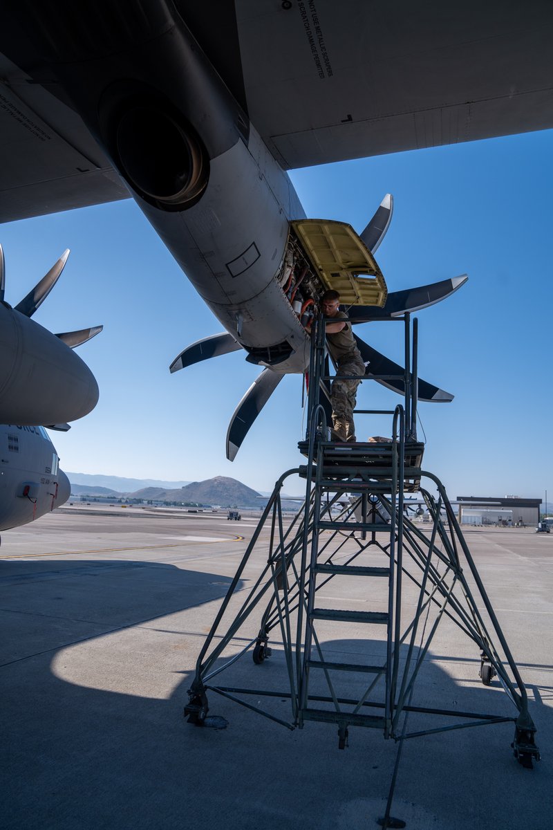 USNorthernCmd's tweet image. 🔥 Fighting fires from the sky!
The @NVNationalGuard’s 152nd AW & @146AirliftWing are battling wildfires with the Modular Airborne Fire Fighting System (MAFFS).
Read how these crews are protecting our communities ➡️ dvidshub.net/news/543208