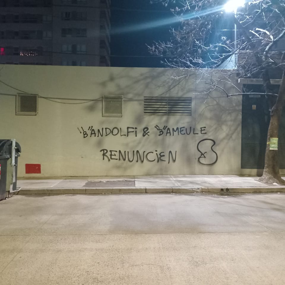 AgustinMuzzu's tweet image. En caballito aparecieron pintadas en contra del presidente y vice de Ferro. Junto al RENUNCIEN dibujaron la dignidad, que los dirigentes no tienen. Es la mejor referencia de la historia