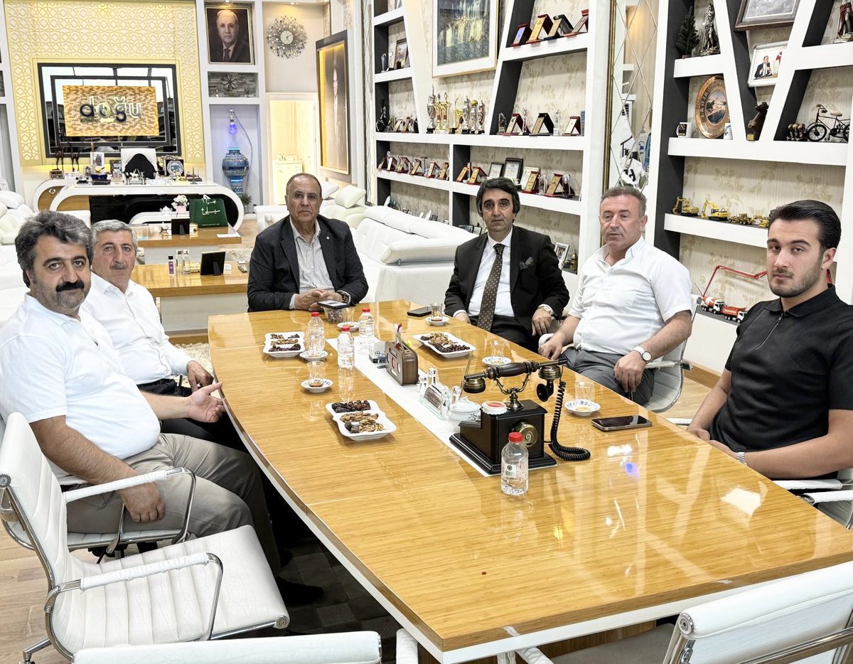 Çok kıymetli aile dostumuz, saygıdeğer kanaat önderi Sayın Çetin Can’a, kardeşi Sayın Kazım Can’a ve birlikte geldikleri değerli dostları,

Yaklaşık 15 gün önce, Sayın Kazım Can’ın biricik evladının düğününde büyüklük görevini üstlenerek elimizden gelen hizmeti sunmuş olmaktan
