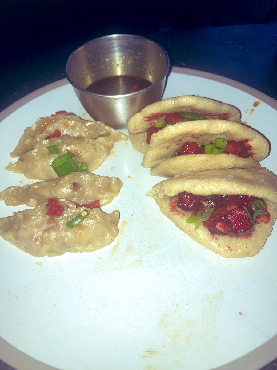 MikeyTheBuddie's tweet image. Headed east for dinner tonight…
A miso ramen bowl, with sticky mirin pork, spicy prawns, mushroom, spring onion and a boiled egg.
Steamed dumplings, with minced pork, prawns, spring onion and ginger.
Char siu pork bao buns.
With a rice vinegar, mirin and soy dipping sauce.