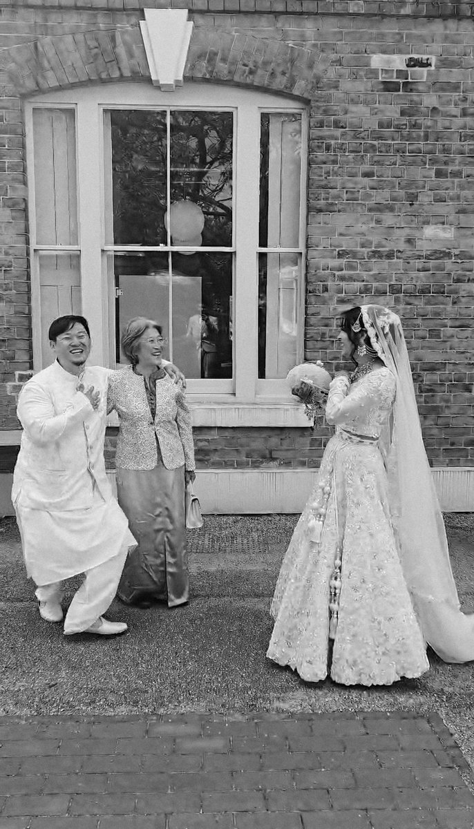 littlemewn's tweet image. Wedding stuff is over. I'm alive and my schedule is finally free. I'm starting up work again this week. ♡