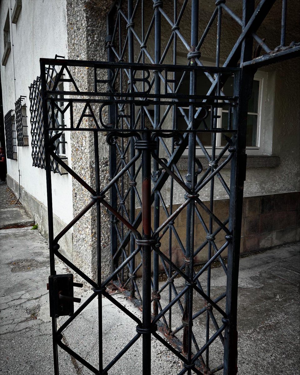 kevinbossuet's tweet image. En me rendant sur le site du camp de concentration de #Dachau, je n’ai pas pu m’empêcher de penser à tous ces paltoquets incultes qui utilisent le mot génocide à longueur de temps sans savoir ce que c'est. En faisant ça, ils crachent sur les victimes de la barbarie nazie !