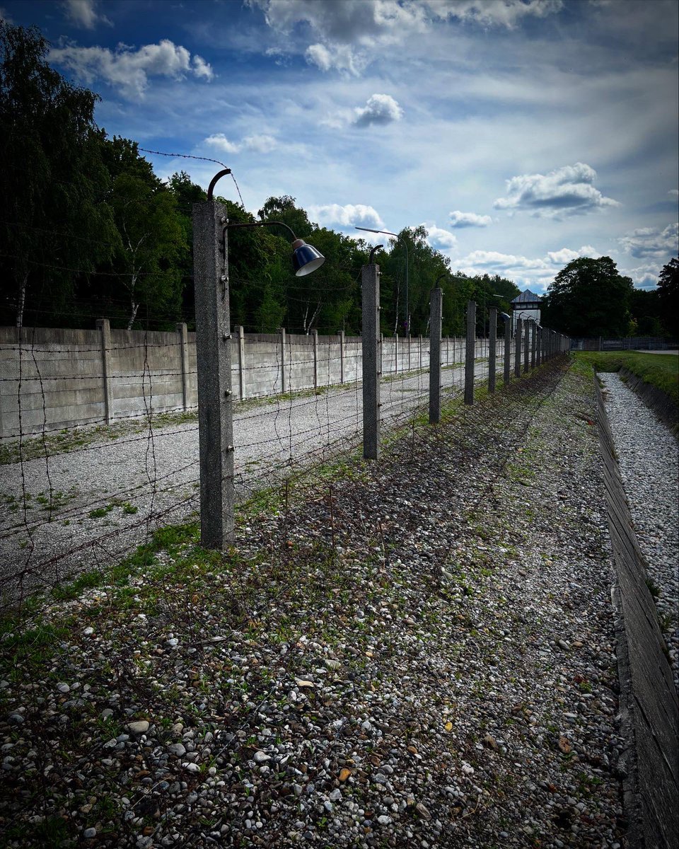 kevinbossuet's tweet image. En me rendant sur le site du camp de concentration de #Dachau, je n’ai pas pu m’empêcher de penser à tous ces paltoquets incultes qui utilisent le mot génocide à longueur de temps sans savoir ce que c'est. En faisant ça, ils crachent sur les victimes de la barbarie nazie !