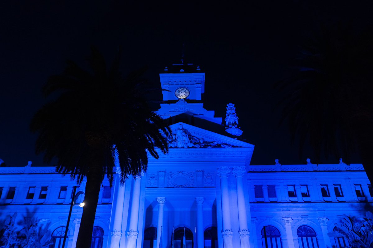 El Ayuntamiento de Málaga ilumina esta noche su fachada de color azul con motivo del Día Europeo de las Víctimas de los Crímenes de Odio, que se conmemora mañana 22 de julio.