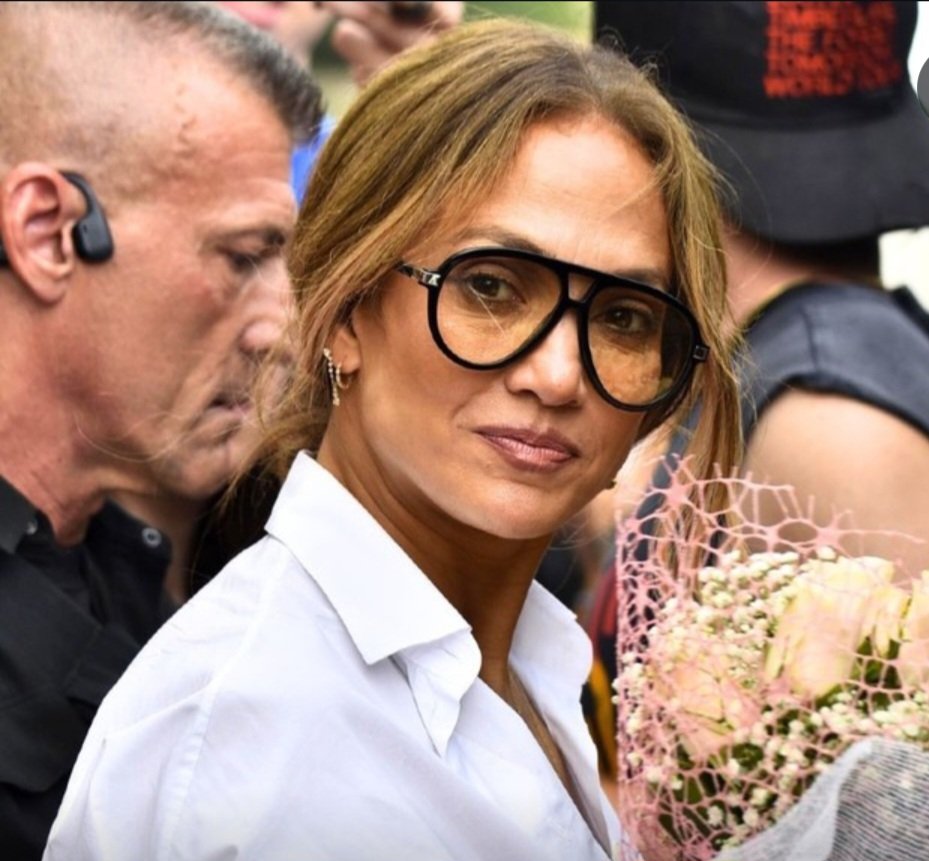 re_jlo's tweet image. 👑 Jennifer Lopez já está em Lucca na Itália, onde será o próximo show da Tour. Falta pouco para a rainha subir ao palco 🤗❤️
#jlo #jenniferlopez #UpAllNight