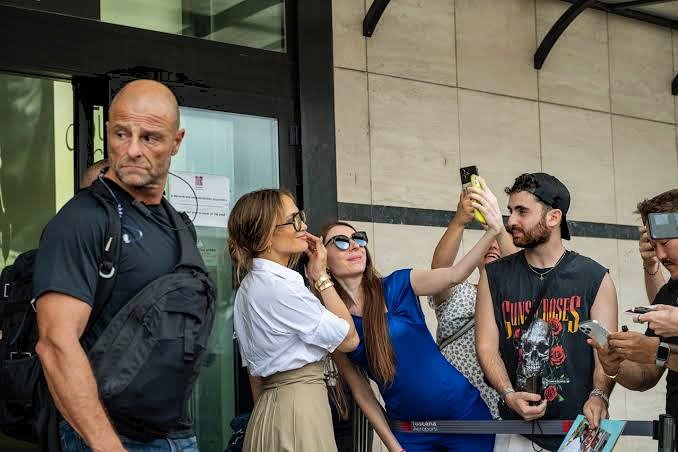 re_jlo's tweet image. 👑 Jennifer Lopez já está em Lucca na Itália, onde será o próximo show da Tour. Falta pouco para a rainha subir ao palco 🤗❤️
#jlo #jenniferlopez #UpAllNight