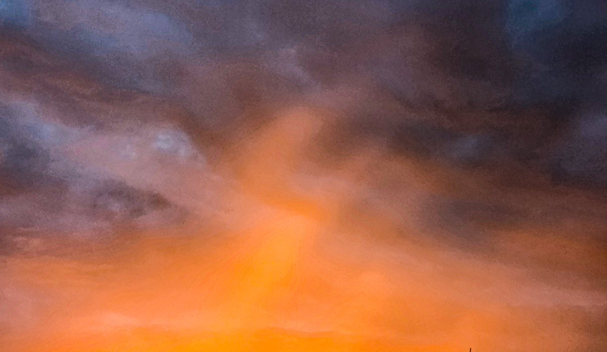 dinobreezy's tweet image. After the thunderstorms the sunset gave us some breathtaking skies 

#skies #breathtaking #colourful #sky #thunderstorms #stormhour #photography