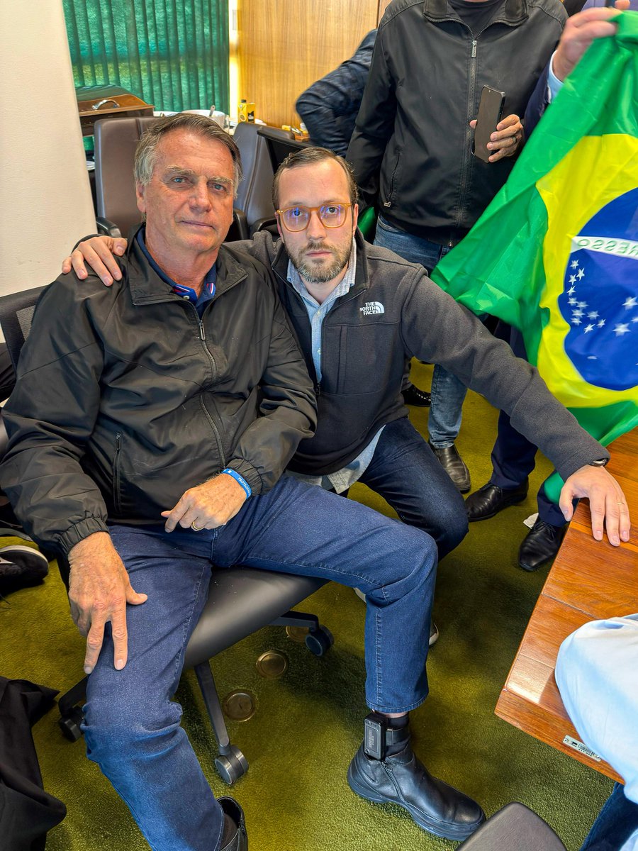 filipebarrost's tweet image. Não hesitei. Suspendi meu recesso e vim a Brasília estar ao lado de quem sempre esteve do lado do povo.
O presidente Bolsonaro enfrenta uma das maiores injustiças da nossa história. Estar aqui, ao lado dele, é meu dever como patriota. Porque não se abandona quem luta pelo…