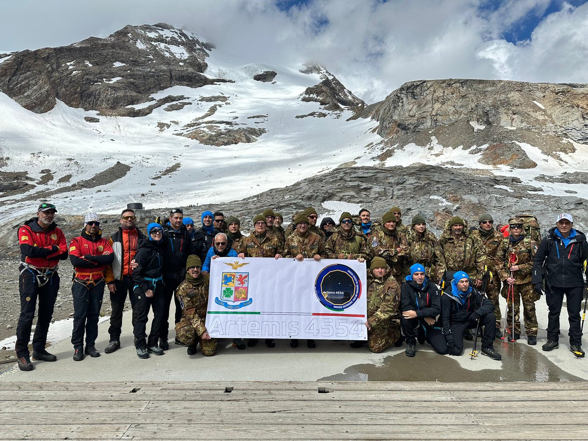 ItalianAirForce's tweet image. Monte Rosa: al via la missione #Artemis4554 dell'#AeronauticaMilitare. Oggi i Mission Specialist e Payload Specialist sono partiti da Punta Indren e hanno raggiunto Capanna Gnifetti. Qui, da domani, prenderanno il via gli esperimenti in alta quota sulla fisiologia umana