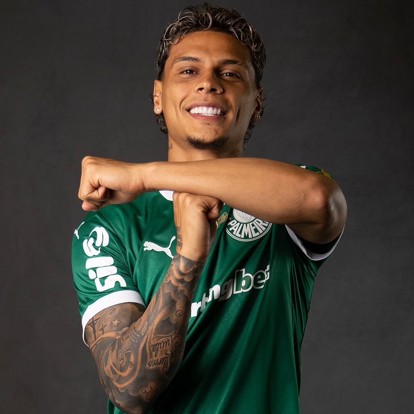 FabrizioRomano's tweet image. 🚨🦅 Richard Rios, on his way to Lisbon with Benfica director Rui Pedro Braz right now!
Rios will fly to Portugal in the upcoming hours after deal done with Palmeiras.
Benfica’s new midfielder, coming soon. ✈️