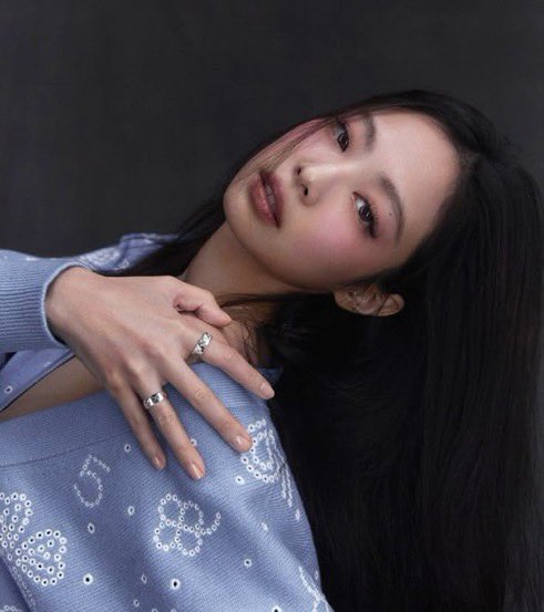 JennieUKbranch's tweet image. #JENNIE (10) becomes the K-pop female soloist with the most songs surpassing 100 million streams on Spotify, surpasses IU (9).