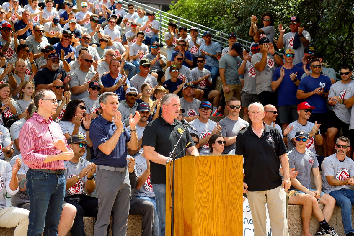 IAFFPresident's tweet image. Hundreds of #AustinTX fire fighters rallied outside City Hall today with a clear message: 4-person crews save lives.
The proposed budget calling for cutting the number of FFs on each company is reckless — and the City Council must ensure Austin keeps 4 FFs for everyone’s safety.