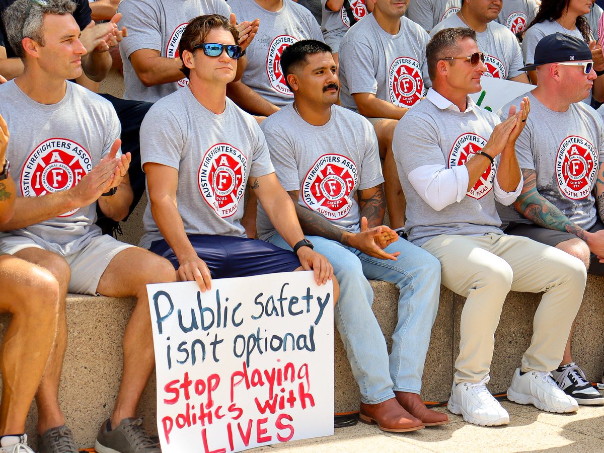 IAFFPresident's tweet image. Hundreds of #AustinTX fire fighters rallied outside City Hall today with a clear message: 4-person crews save lives.
The proposed budget calling for cutting the number of FFs on each company is reckless — and the City Council must ensure Austin keeps 4 FFs for everyone’s safety.