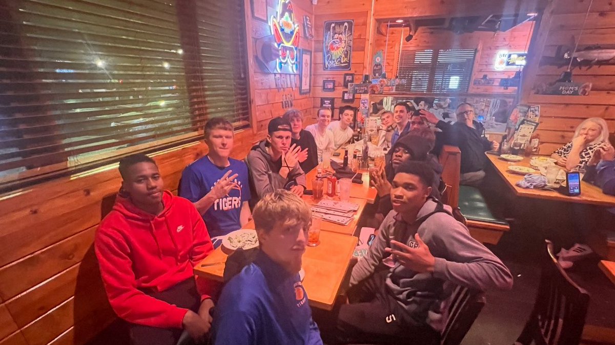 RyleyMcclaran's tweet image. Year 4 in the books❤️🐅

Older I get the more I realize the relationships &amp;amp; memories is what makes it so special. AAU is toxic, 50% of the courts consists of angry ppl &amp;amp; selfishness. So blessed I work for a program &amp;amp; coached a TEAM that made each other better &amp;amp; had joy doing it!