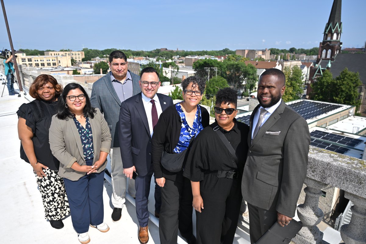 chipublib's tweet image. CPL, @ChicagoDOE and the Department of Fleet & Facility Management announced the installation of new solar panels on the rooftop of South Chicago and Humboldt Park Branch. This comes as part of @chicago's Chi100 effort to transition municipal operations to 100% renewable energy.