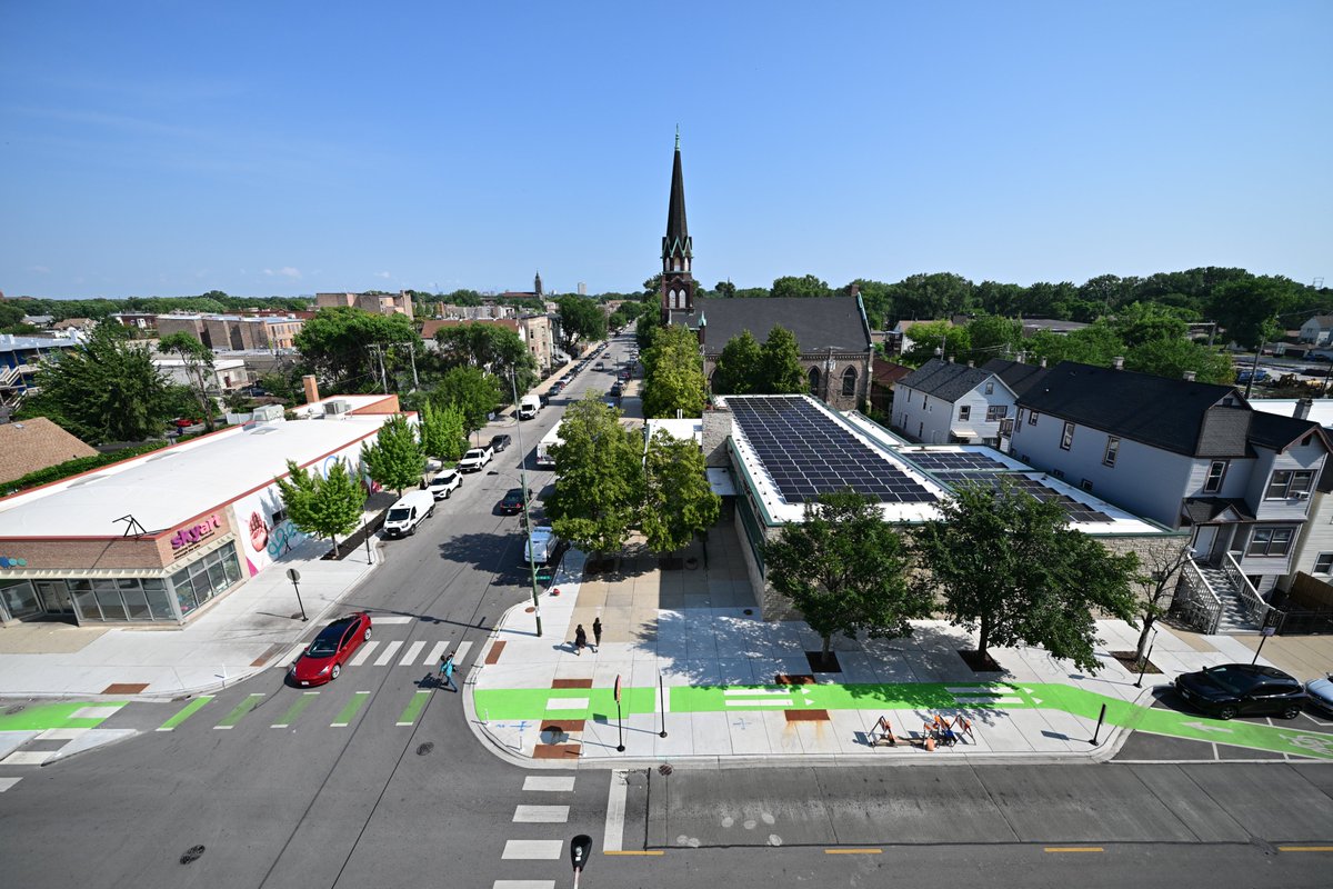 chipublib's tweet image. CPL, @ChicagoDOE and the Department of Fleet & Facility Management announced the installation of new solar panels on the rooftop of South Chicago and Humboldt Park Branch. This comes as part of @chicago's Chi100 effort to transition municipal operations to 100% renewable energy.
