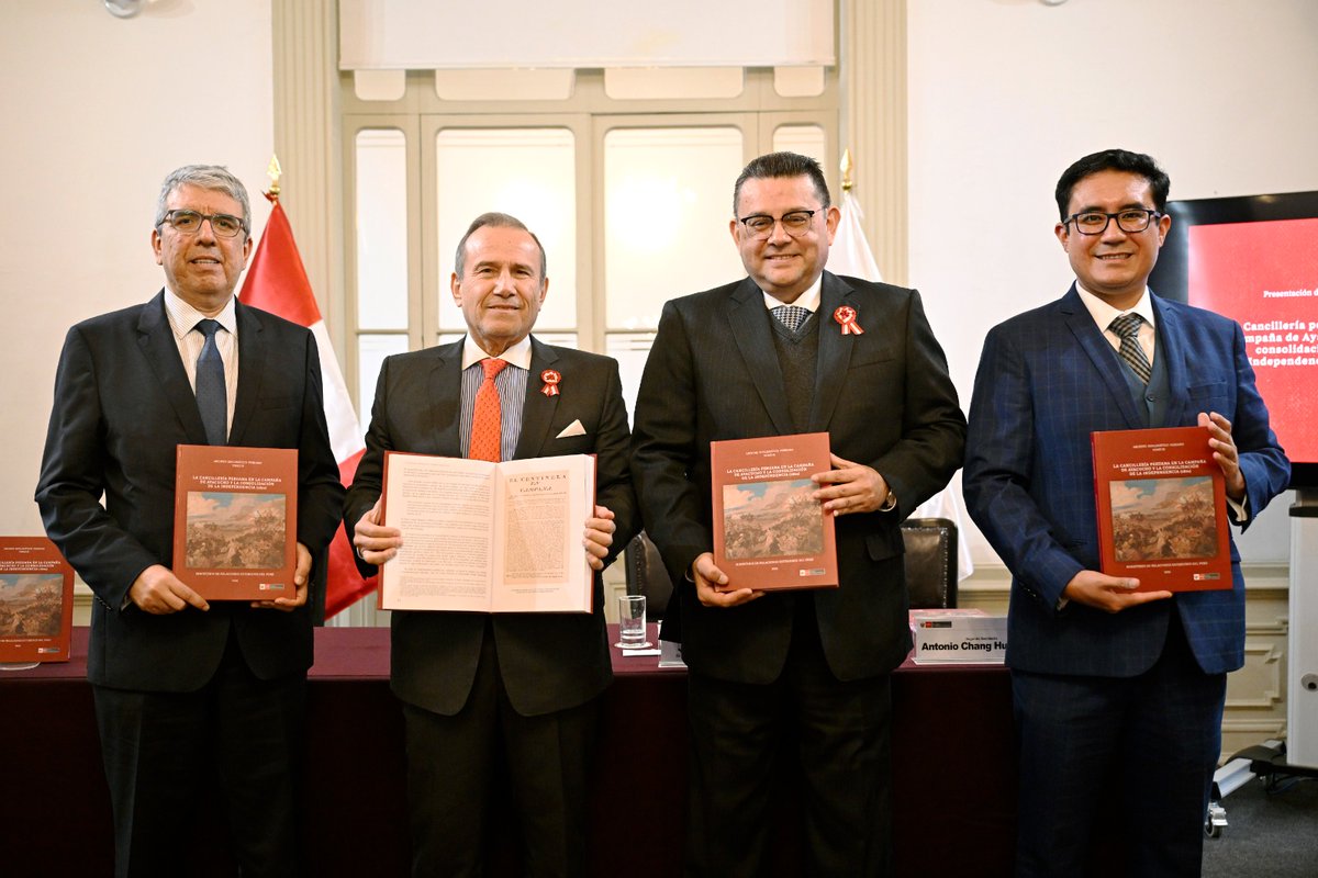 CancilleriaPeru's tweet image. #NoticiasTorreTagle | El canciller Elmer Schialer presentó el libro “La Cancillería peruana en la campaña de Ayacucho y la consolidación de la independencia”, en el que se consigna el archivo documental que da cuenta del rol cumplido por la diplomacia en la gesta emancipadora y…