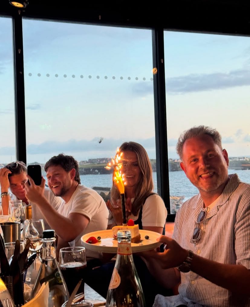 niallhprojects's tweet image. Nueva foto de Niall Horan junto a Amelia, Mark y Jack!