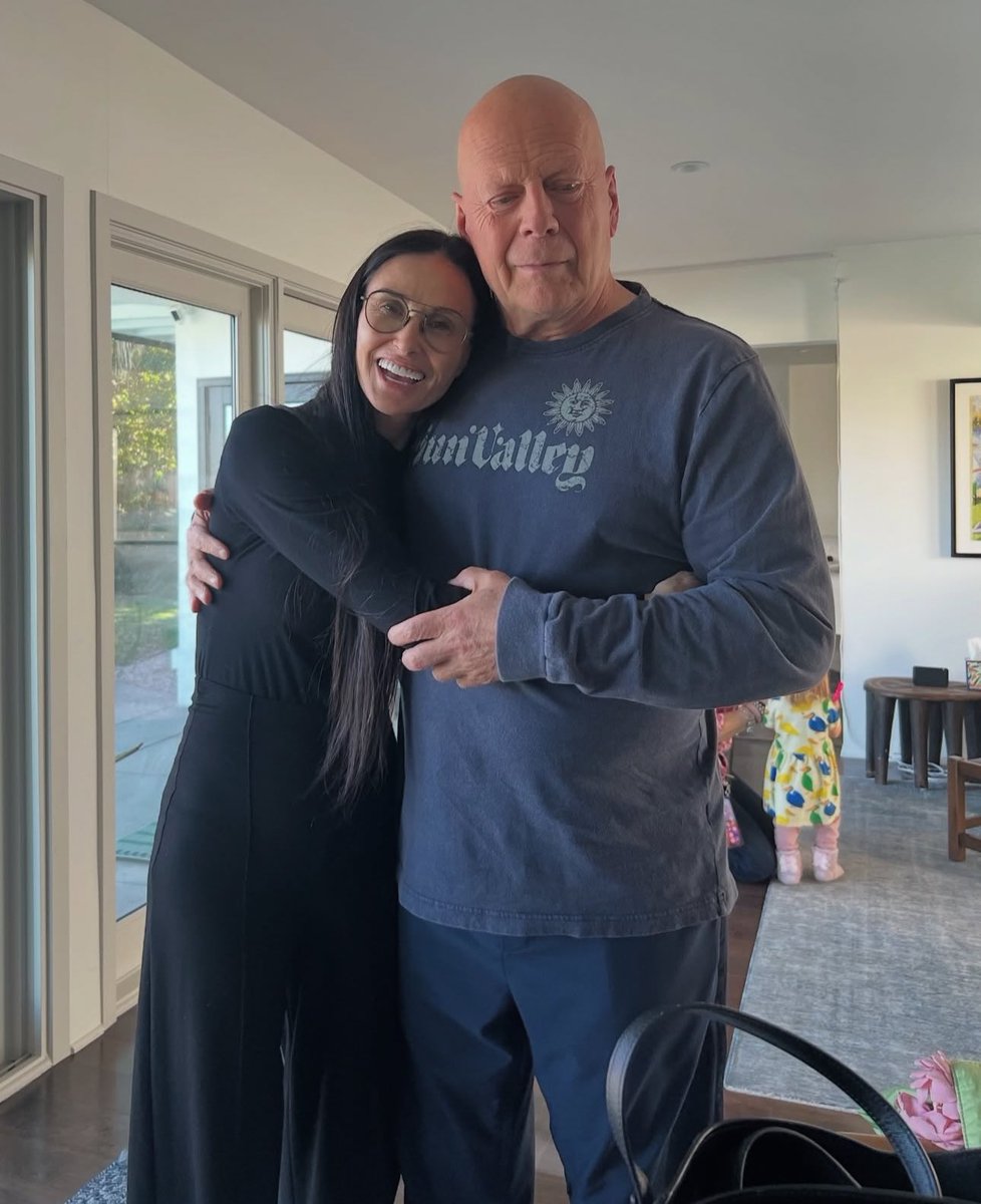 CultureClips_'s tweet image. Bruce Willis is reportedly unable to speak or read and is having difficulty walking 😢