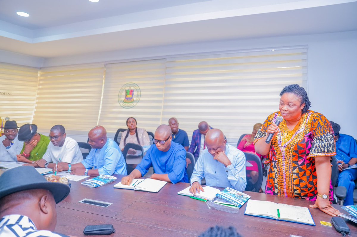 In our resolve to achieve food security, today, I held a strategic meeting with Local Government Chairmen on the urgent need to embark on large-scale agricultural production.

I used the opportunity of the meeting to emphasize the need for each local government area to identify
