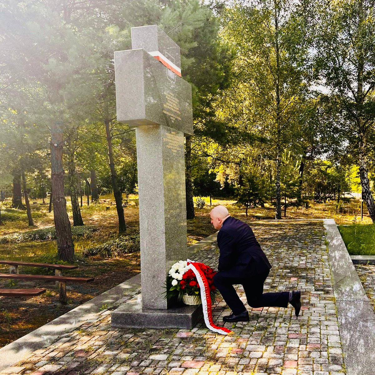 pawelkowalpl's tweet image. 🇵🇱 Dzisiaj na Wołyniu na Ukrainie. Z konsul generalną Anną Nowakowską i pracownikami @PLinLutsk oddaliśmy hołd ofiarom zbrodni wołyńskiej w dawnych Ostrówkach oraz w Lubomli. Odwiedzaliśmy też polskie groby na okolicznych cmentarzach 🕯️