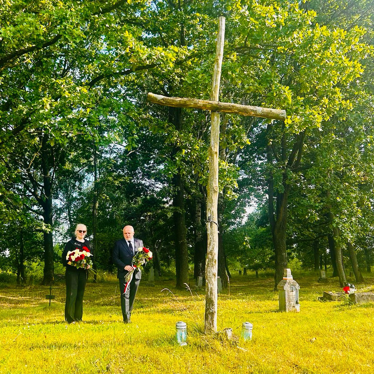 pawelkowalpl's tweet image. 🇵🇱 Dzisiaj na Wołyniu na Ukrainie. Z konsul generalną Anną Nowakowską i pracownikami @PLinLutsk oddaliśmy hołd ofiarom zbrodni wołyńskiej w dawnych Ostrówkach oraz w Lubomli. Odwiedzaliśmy też polskie groby na okolicznych cmentarzach 🕯️