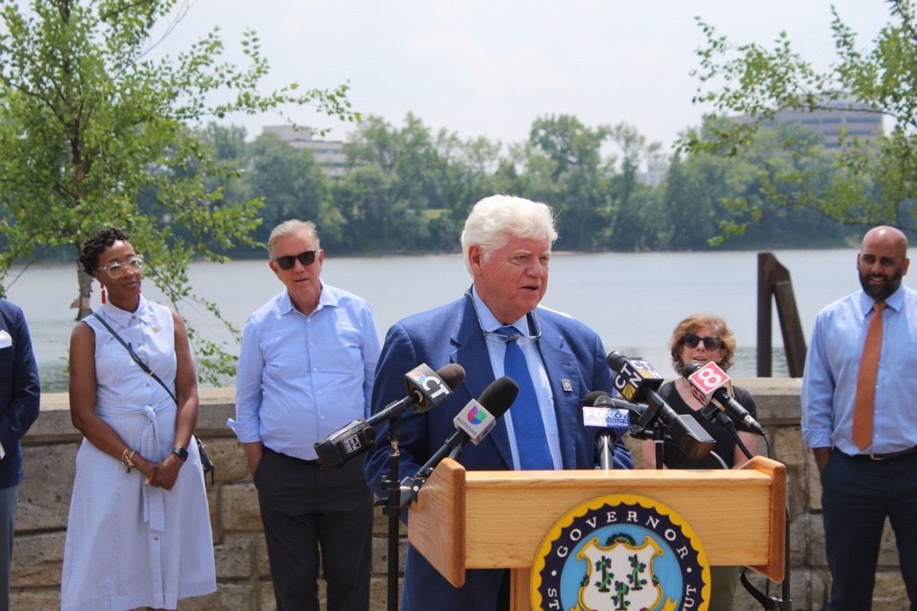 RepJohnLarson's tweet image. I joined @GovNedLamont, Mayor Arunan Arulampalam and @RiverfrontRecap in Hartford today to announce new funding for our parks. Along with funds we secured in Congress, these grants will help connect the Hartford and Windsor Riverwalks & support new recreational opportunities.