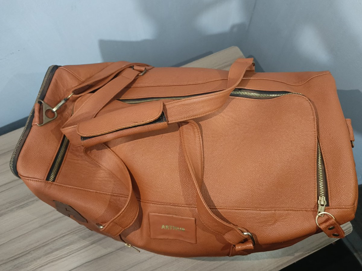 TCSyndicateX's tweet image. Custom Carry-On Duffle Leather Bag
Handcrafted in our studio with premium materials and attention to detail.

Commission made by @TCSyndicateX

#LeatherBag #CustomBag #HandcraftedGoods #CarryOnBag #DuffleBag #LeatherCraft #MadeToOrder #CosplayAccessories #CustomCommission