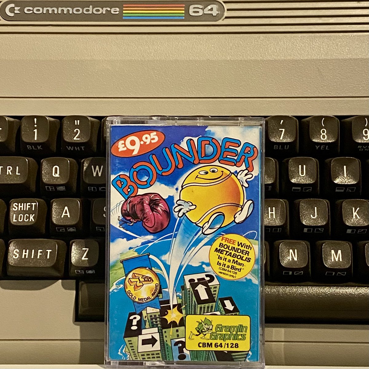 retroguybry's tweet image. 🕹C64 Game of the Day🕹
Bounder (1985) by Christian P. Shrigley, Andrew Green, Robert Toone and published by Gremlin Graphics. Ingenious bouncing ball game that’s incredibly tough yet so satisfying when mastered. It came with a bonus game too! #Commodore64 #C64 #C64GameOfTheDay