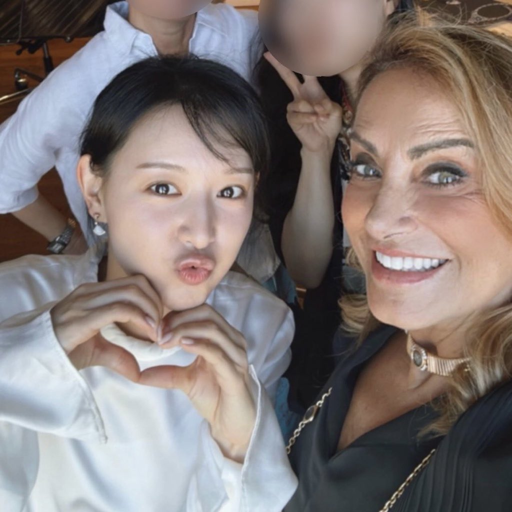 New photos of Kim Jiwon with Bvlgari’s Creative Director of Jewelry in Rome.