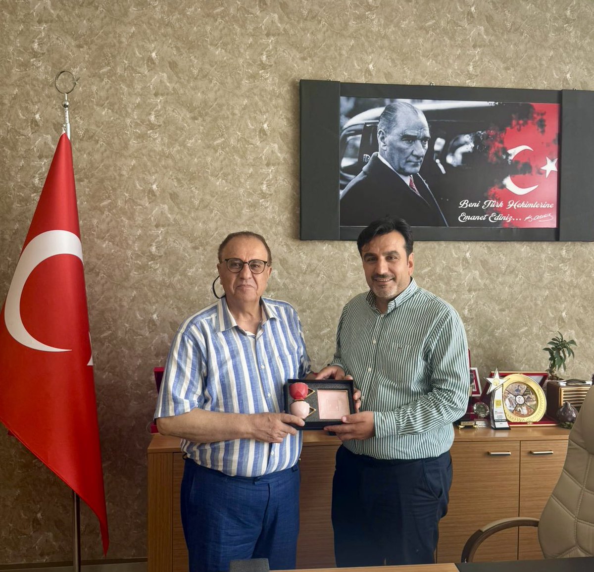 Bugün, ilimizde sağlık alanında çok kıymetli hizmetler sunan, görevini büyük bir özveriyle yerine getiren, hastalar arasında hiçbir ayrım gözetmeksizin herkese eşit yaklaşan değerli insan, Sayın Doçent Doktor Remzi Sarıkaya’yı ziyaret ederek, yeniden 3 yıl süreyle hastanenin