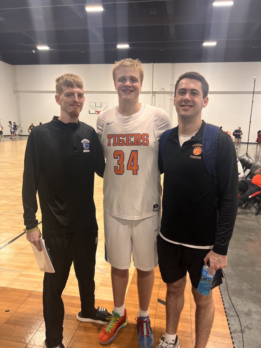 Coach_Jordan4's tweet image. Year 1 of head coaching ✅ Super proud of my team and the whole program @tigers950 thank you for the opportunity! How good of a person you are brings the good out of others. #tigers4life