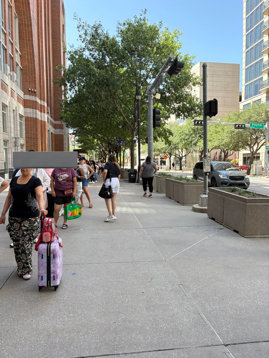 3:46 pm Merch line update 
#RUNSEOKJIN_epTOUR_DALLAS