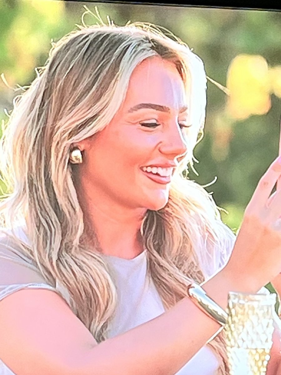 Crayolashots's tweet image. They really think they winning this 50k. Dejon you is a GAME PLAYER. #LoveIsland