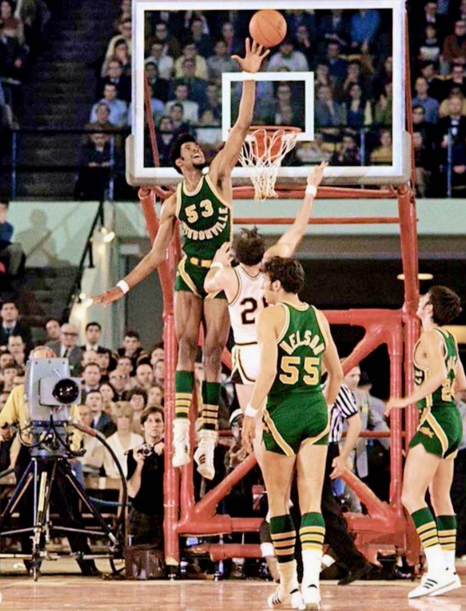 Jacobtheclipper's tweet image. Another โplumberโ from the 1970s jumping higher than any big today ๐คท๐ปโโ๏ธ
Artis Gilmore was a 7โ2โ 240 lbs big man that won the ABA MVP, Rookie of the year, and was an all star all in the same year!
Man had a 5 year stretch of averaging 15-18 RPG and 18-24 PPG ๐ฅ