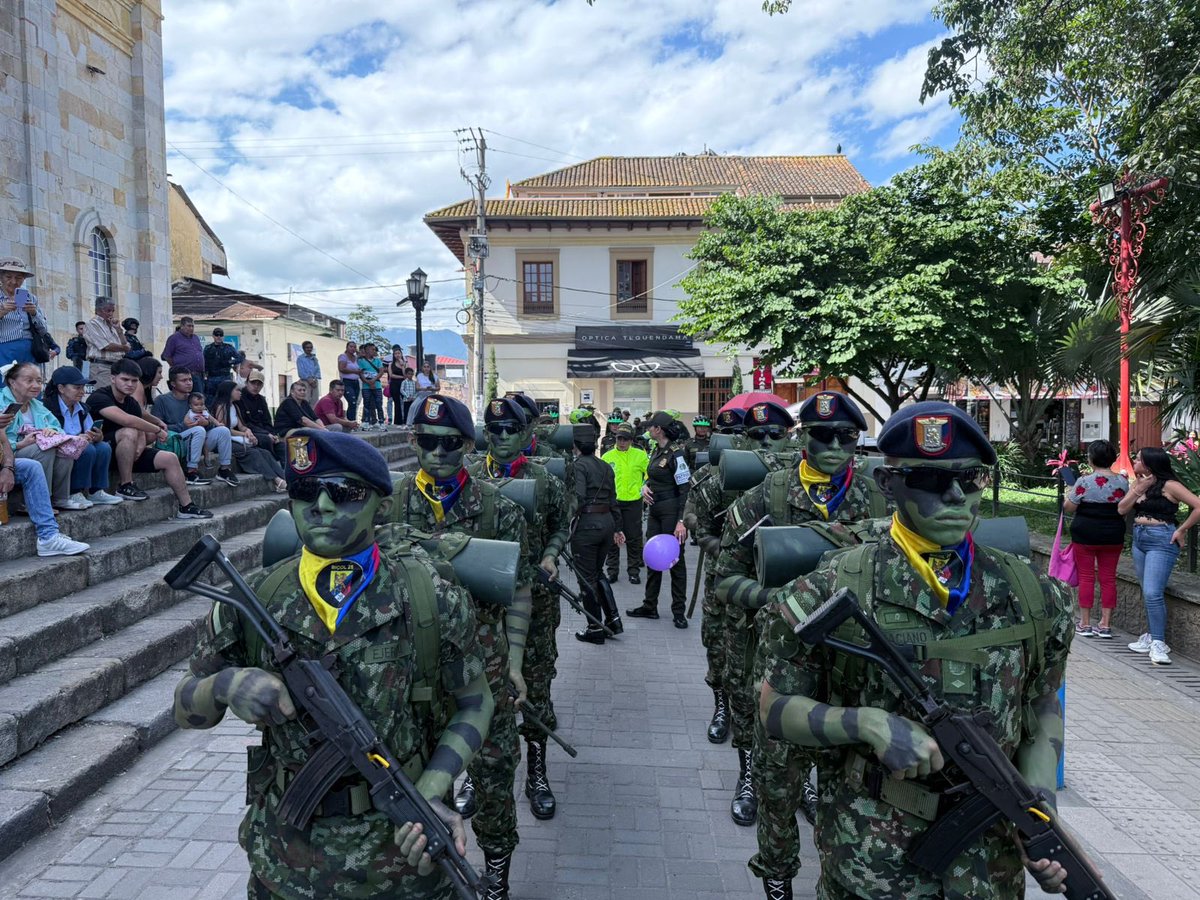 Ejercito_Div5's tweet image. #EnImágenes Así se vivió la celebración del grito de independencia en La Mesa, #Cundinamarca donde los soldados del Batallón de Infantería N.° 28 Colombia de la #Brigada13 desfilaron con todas sus capacidades en honor al pueblo colombiano.
#20DeJulio
#EnModoPatrio