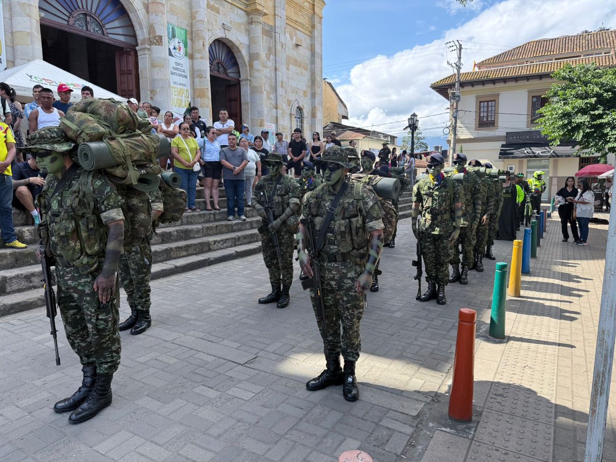 Ejercito_Div5's tweet image. #EnImágenes Así se vivió la celebración del grito de independencia en La Mesa, #Cundinamarca donde los soldados del Batallón de Infantería N.° 28 Colombia de la #Brigada13 desfilaron con todas sus capacidades en honor al pueblo colombiano.
#20DeJulio
#EnModoPatrio