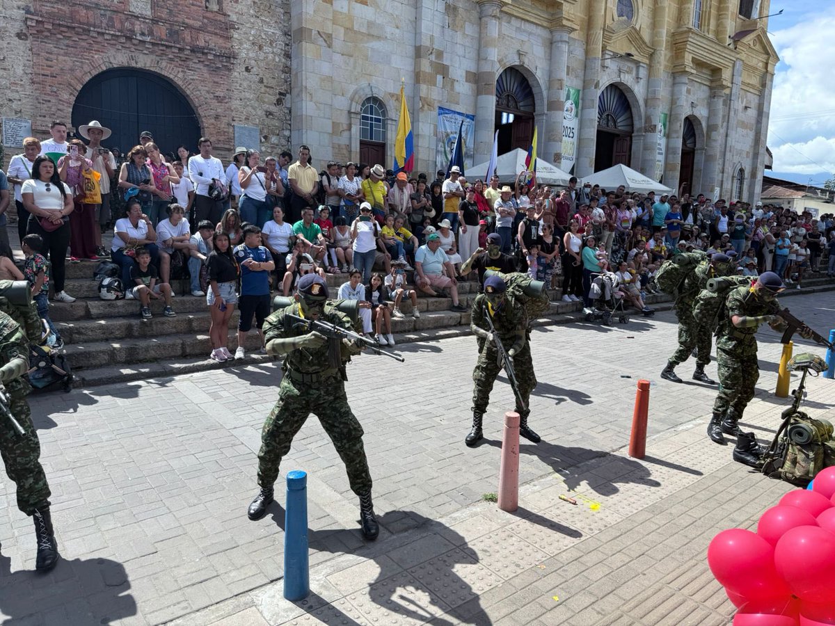 Ejercito_Div5's tweet image. #EnImágenes Así se vivió la celebración del grito de independencia en La Mesa, #Cundinamarca donde los soldados del Batallón de Infantería N.° 28 Colombia de la #Brigada13 desfilaron con todas sus capacidades en honor al pueblo colombiano.
#20DeJulio
#EnModoPatrio